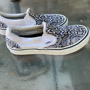 Womens Vans Snakeskin Slip On Sneakers Size 8.